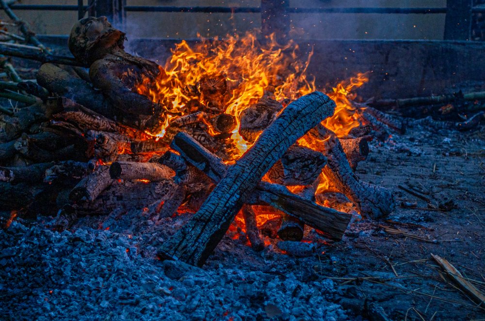 BURNING. MANIKARNIKA GHAT, VARANASSI
